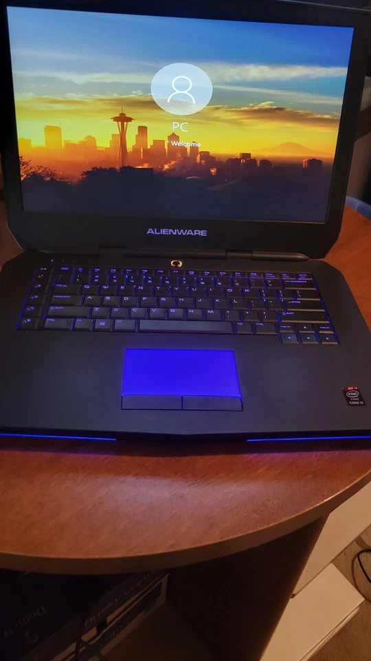 Dell Alienware 15 P42F i5-4210H 2,9 GHz 1 TB HD 8 GB de RAM, Windows 10 Home Foto 4 de 4