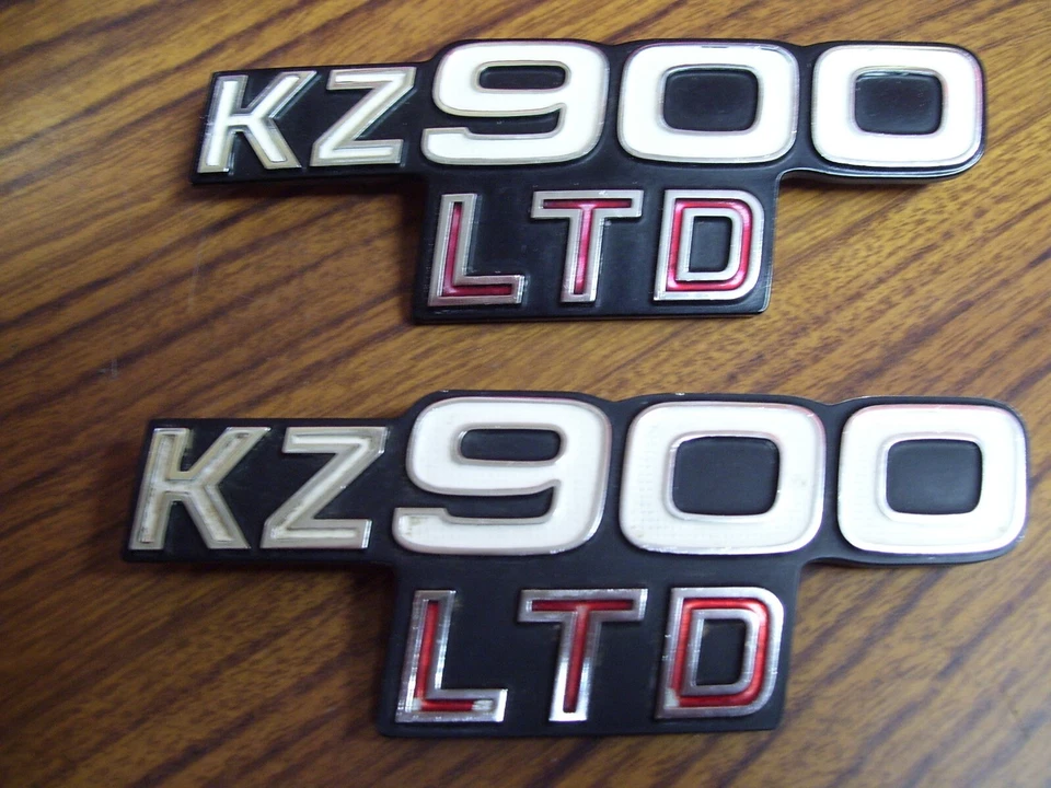 Par de emblemas de cubierta lateral decente Kawasaki 76 KZ900-B1 900 LTD L y R Foto 2 de 4