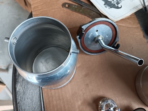 BINKS- 1 QT PAINT CUP - Picture 2 of 3