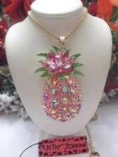 COLLAR COLGANTE BETSEY JOHNSON BRILLANTE GRANDE CRISTAL PIÑA ROSA