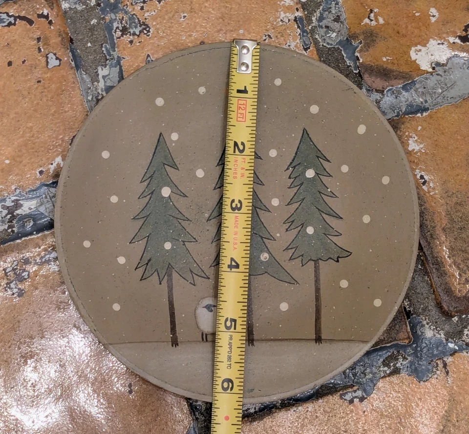 Vtg Primitive CHRISTMAS Plate Signed DONNA WHITE 6.25" Hearthside Folk Art Sheep - Image 3 of 3