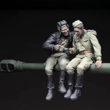 1/35 Soviet Tank Crew Cheers Resin Kit – 2 WWII Figures Sitting on Gun Barrel