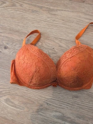New Look 32C And Size 8 Orange Lace Bra And Pants - Image 1 of 3