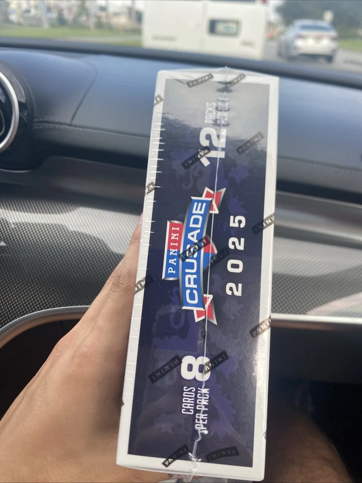 Caja premium de béisbol Panini Crusade 2025 sellada de fábrica 3 éxitos automáticos o memes  Foto 2 de 4