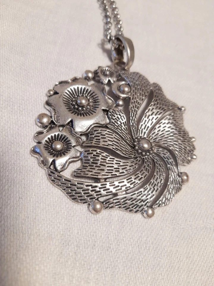 Collana con CIONDOLO FLOREALE in ARGENTO TIBETANO lavorato a Sbalzo - Immagine 3 di 4