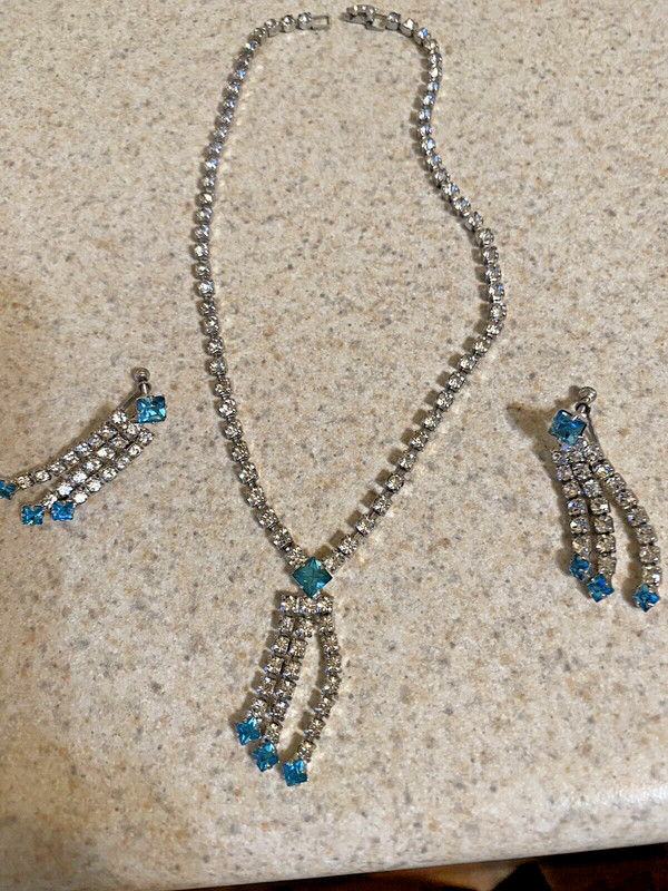 VINTAGE 14 1/2" OPENING CLEAR & AQUA RHINESTONE NECKLACE AND SCREW BACK EARRINGS