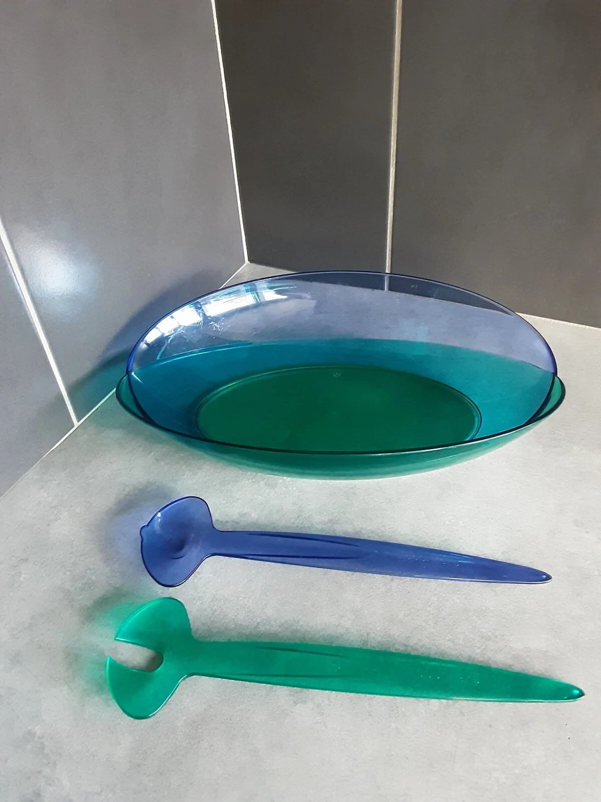 Tupperware Large Serving Dish With Cutlery