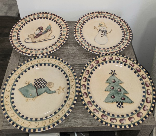4 platos de postre ensalada navideña Market Centre ángel Santa árbol muñeco de nieve folk 10"