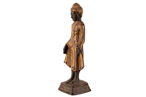 Ein antiker, stehender Buddha, lackierte & vergoldete Bronze. Burma, 19./20. Jh. - Bild 9 von 10