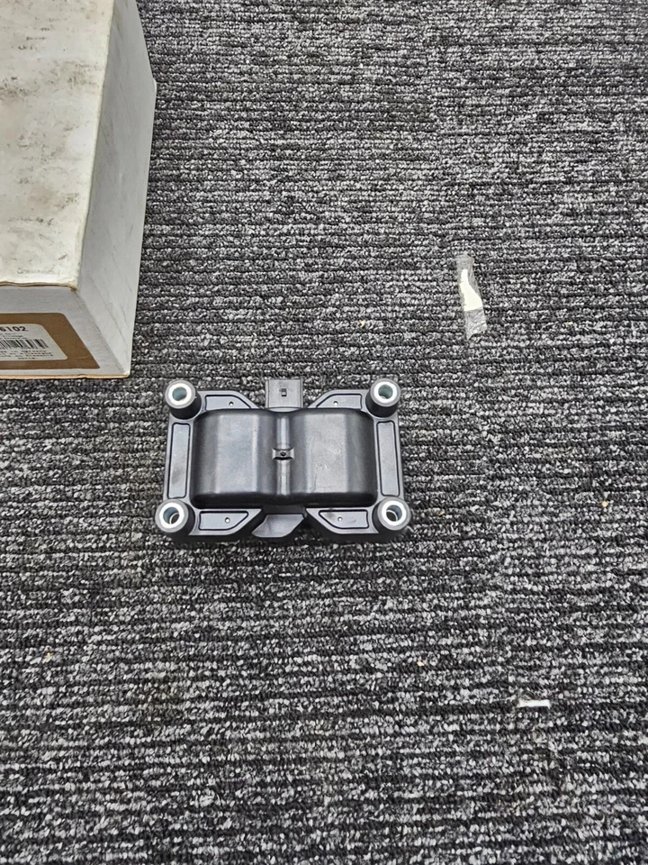 Bobina de ignição direta Denso 673-6102 preta para Ford Fiesta 2011-2013 1.6L L4 - Imagem 2 de 4