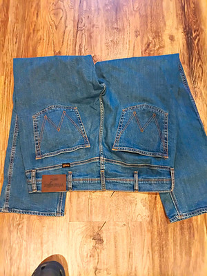 Wrangler Men s Regular Fit Straight Leg Stretch Denim Jeans Blue Medium Wash