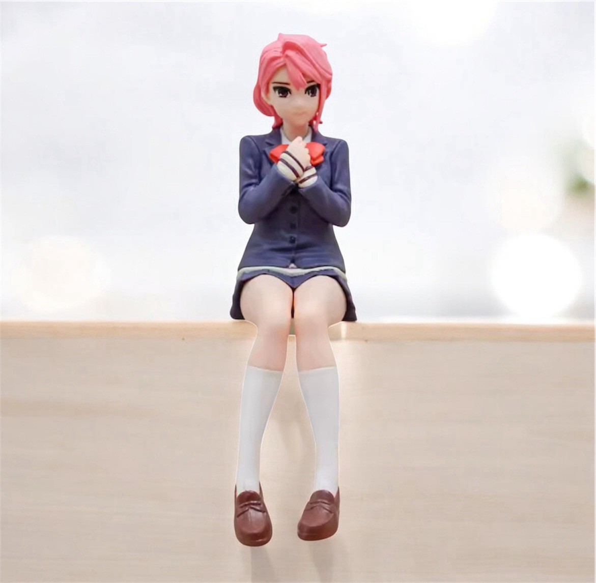 Figurine Dandadan Ai Momo assise de 13 cm pour décorer votre bureau ou étagère manga