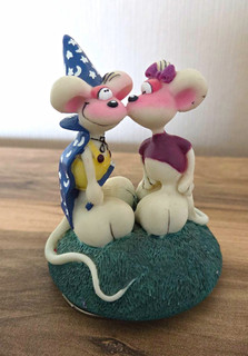 Diddl Sammelfigur SPIELUHR Mäusepaar küssend mit Zaubererhut auf grünem Sockel