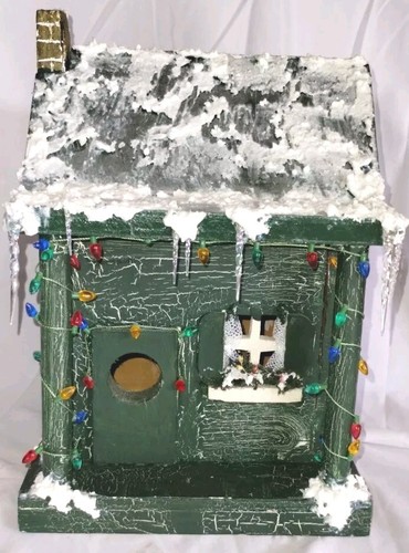 Handgefertigtes weihnachtliches Vogelhaus