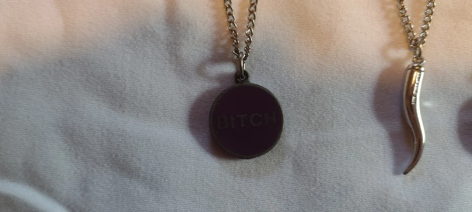 Y2K 项链,4(4) 银 "BITCH"、"BRAT"、意大利喇叭、16"" 有趣! — 第 3/4 张图片