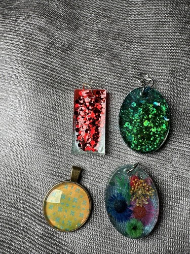 4 Pendant Necklaces New Assorted Glass Resin Mixed Media Handmade 5403 W - Picture 4 of 13