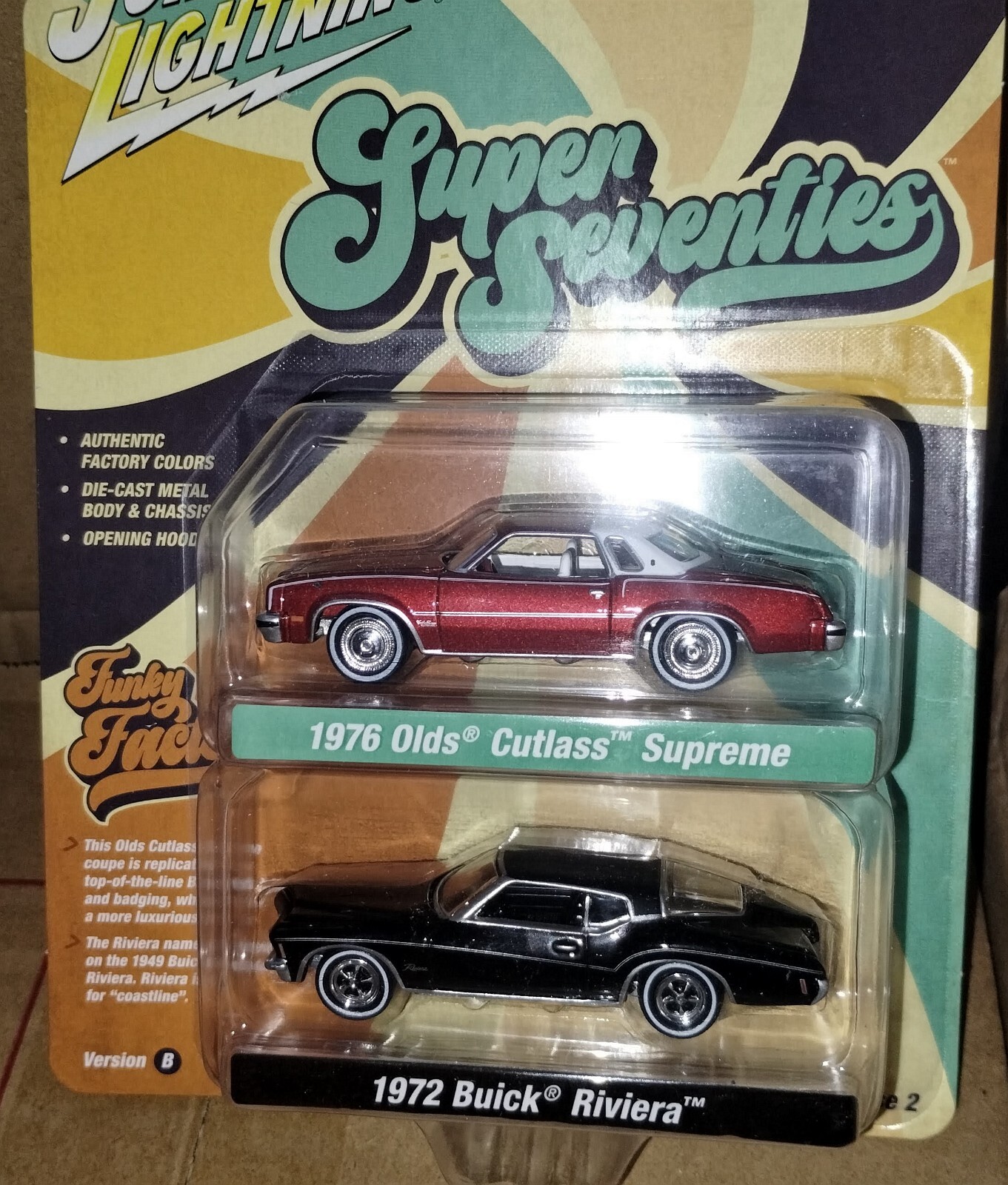 Johnny Lightning 1/64 &ndash; 1976 Olds Cutlass &amp; 1972 Buick Riviera &ndash; Set 2 Pezzi JLPK022 Edizione Limitata