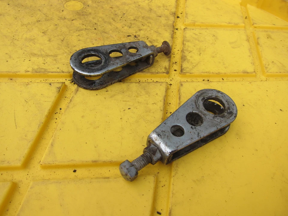 Suzuki GN400T 1980 OEM BASCULANTE TENSOR DE CADENA SOPORTES DE AJUSTE  Foto 2 de 4