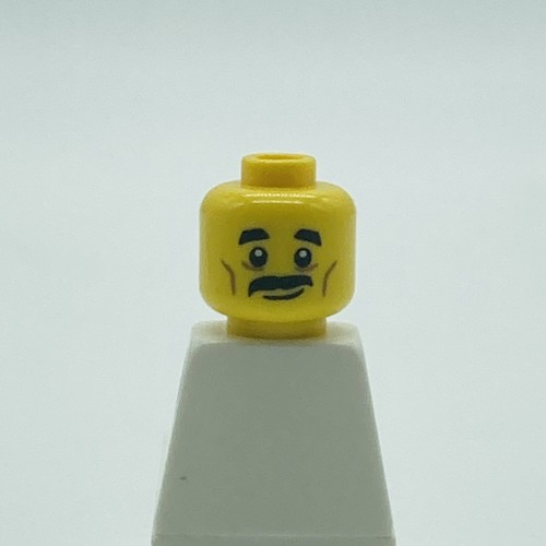 Lego Minifigur Kopf Sushi Chef Wangenlinien, schwarzer Schnurrbart, leichtes Lächeln
