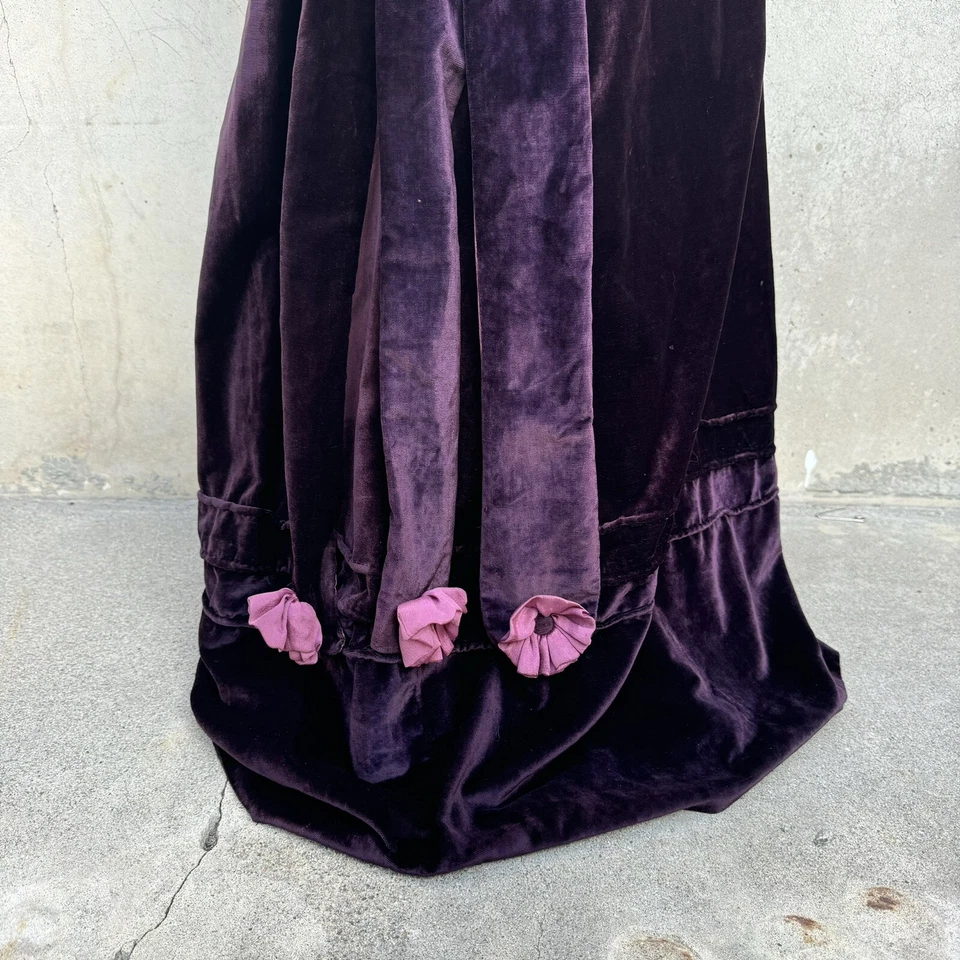 Antiguo Vestido de Terciopelo de Seda Púrpura Años 20 Corte Moldeado Flores de Seda Cuello de Encaje Foto 4 de 4