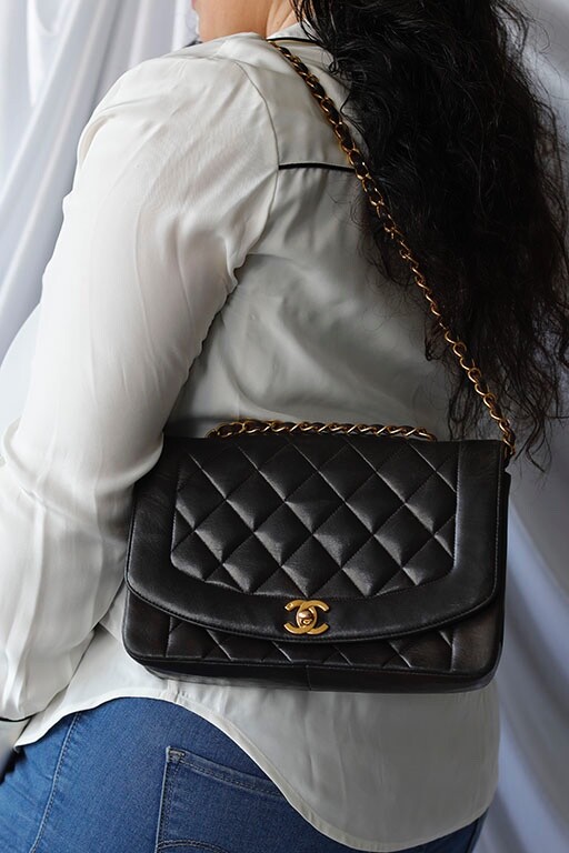 ショルダーバッグ Good Condition CHANEL Diana Flap Matrass CHANEL Diana Flap Vintage Quilted Leather Black Shoulder Bag