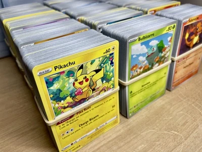 Lot 100 Cartes Pokémon | 10 Holo + 5 Rares Garantie | Cadeau Anniversaire Enfant - Photo 1/4