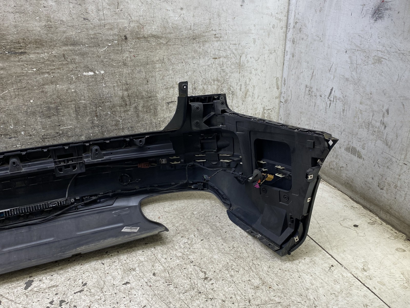 2015-2020 BENTLEY BENTAYGA OEM REAR BUMPER COVER W/ PARK ASSIST AUTO PARK