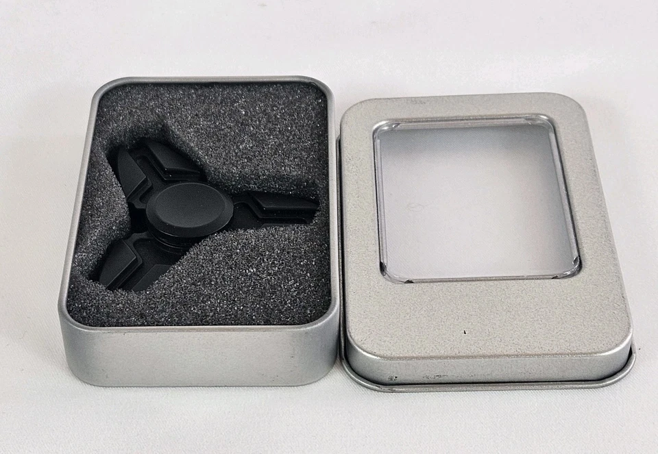 Tri-Wing Fidget Spinner de Metal Negro - Giro Suave, Diseño Duradero con Estuche Foto 4 de 4