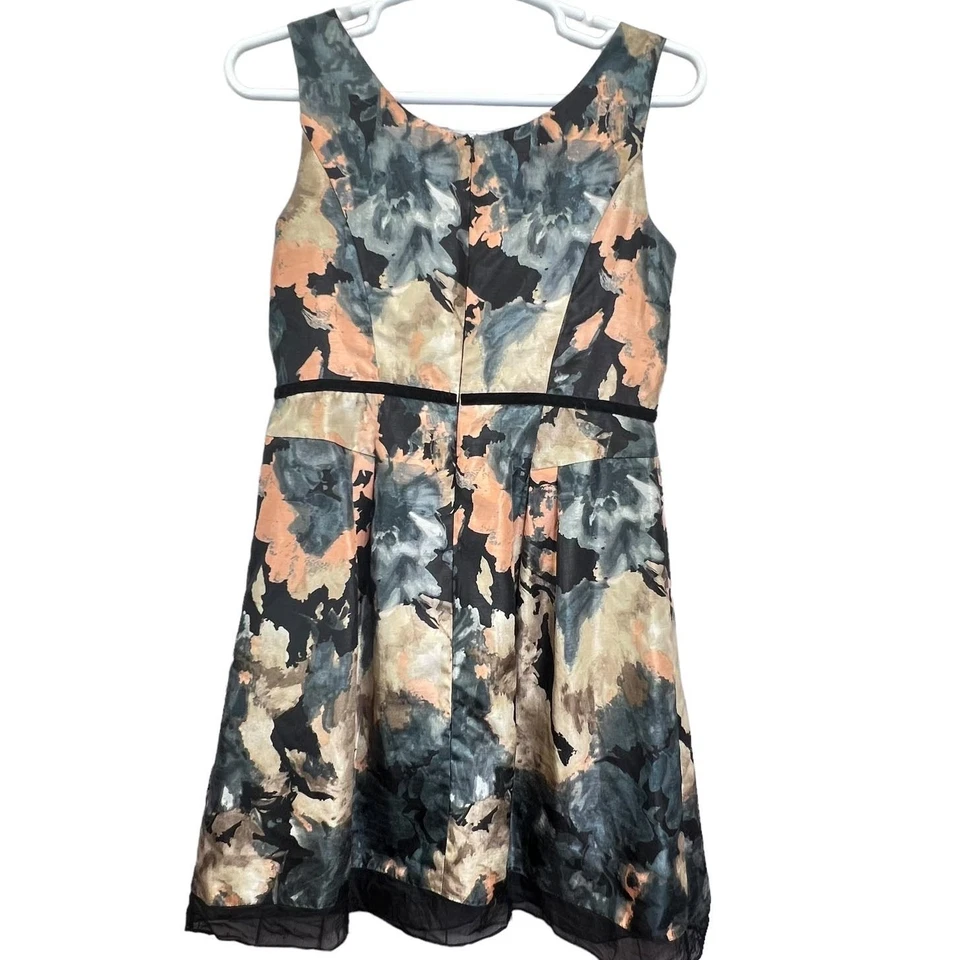 Vestido de cóctel Donna Ricco sin mangas mezcla de seda hasta la rodilla línea A estampado floral Foto 4 de 4