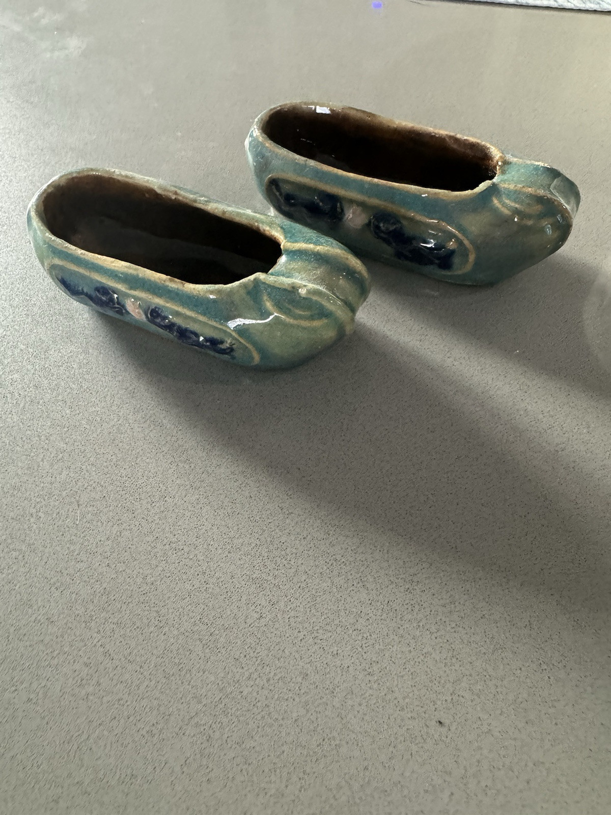 PANTOFOLA D’ORO Ciabatte cinesi coppia scarpe gres ceramica blu smalto giallo merce vintage