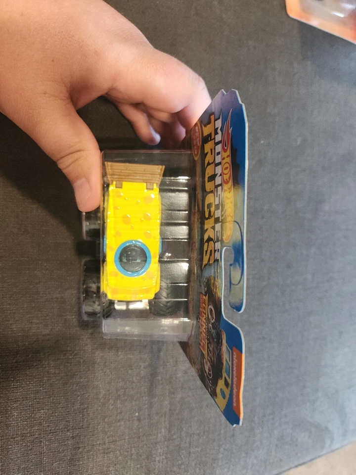 Hot Wheels Monster Trucks Spongebob Series Giant Wheels 2019 - Image 2 of 4
