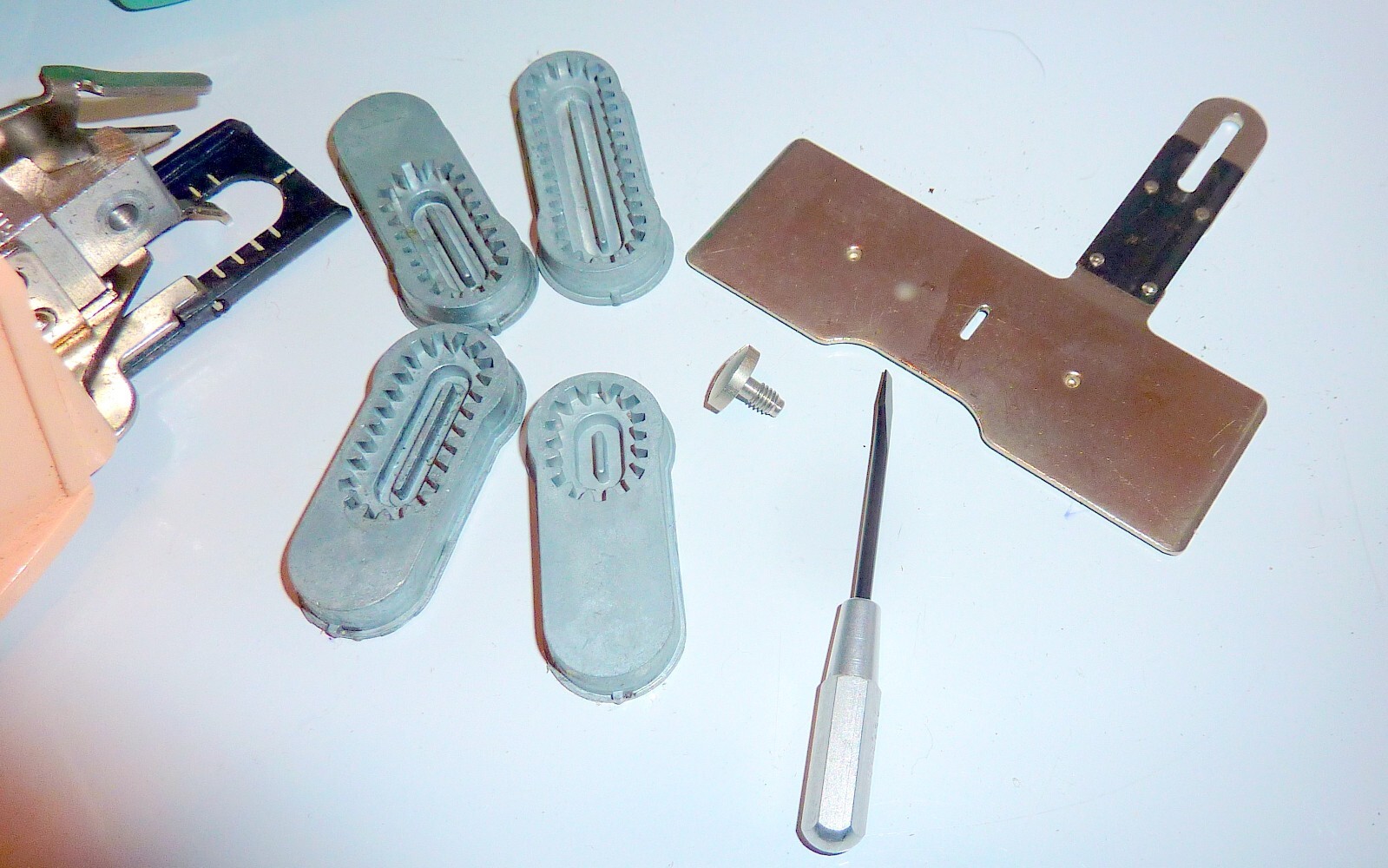 Singer 1960 Slant Needle Buttonholer Mint 489500 489510  With Manual   Complete