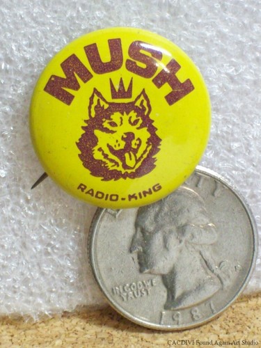 Prendedor de fútbol americano con botón Huskies de la Universidad de Washington King transmisión retro de colección - Imagen 3 de 6