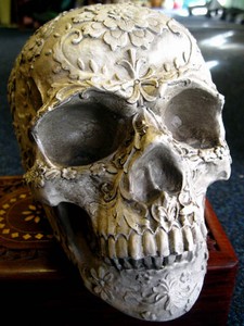 Nemesis Now Iron Cross Skull Figurine 17cm Ivory