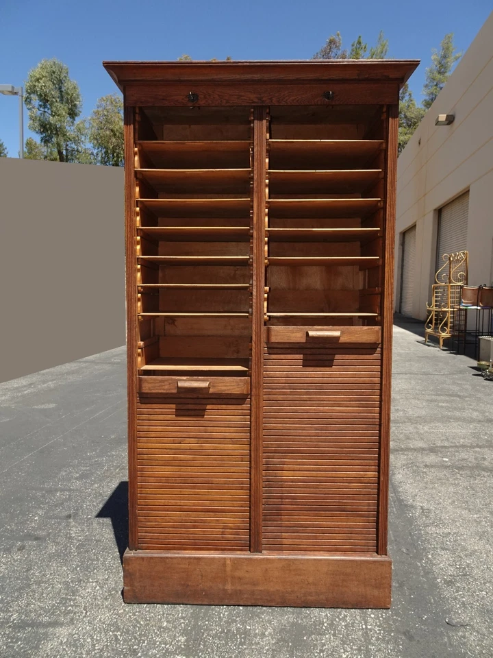 Antiguo archivador de puertas de tambor de roble doble de 70" de alto con 21 cajones y llaves Foto 4 de 4