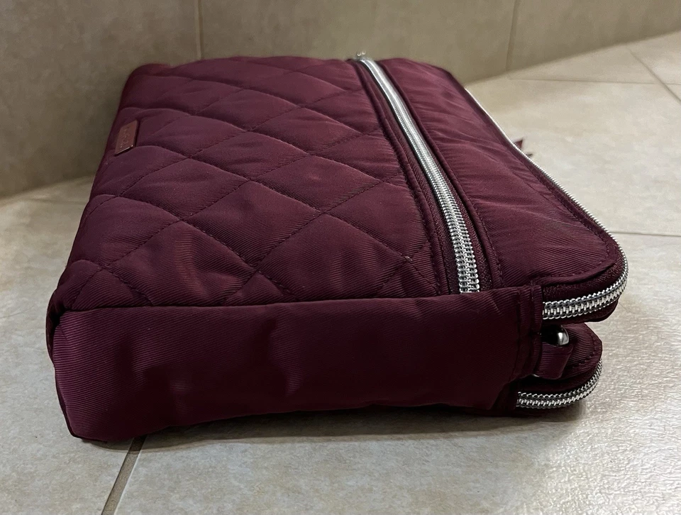 *NUEVO CON ETIQUETAS* Bandolera Performance Twill Vera Bradley Triple Compartimento en Pasas Foto 4 de 4