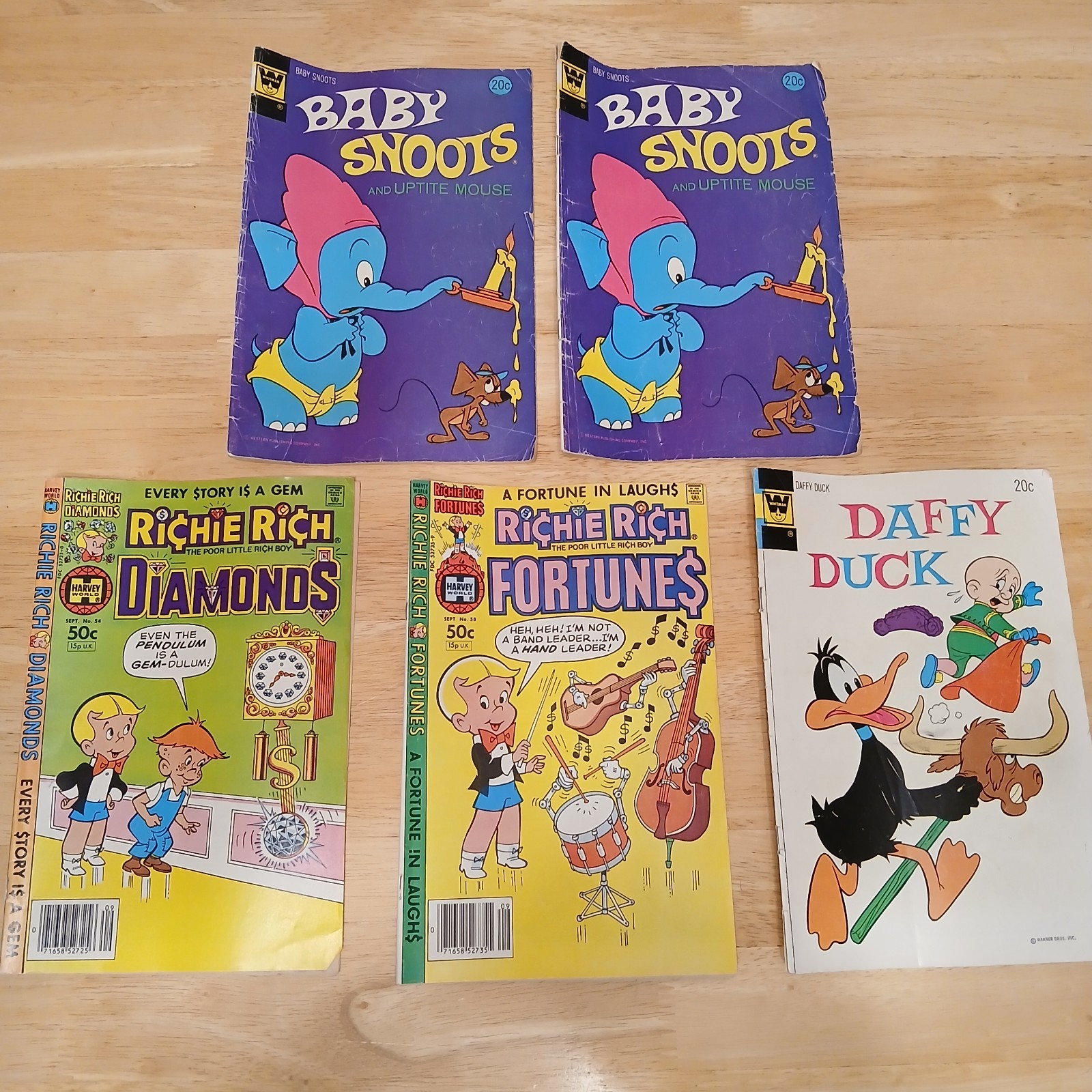 Lot of 5 Vintage Comics– Baby Snoots, Daffy Duck, Richie Rich Diamonds & Fortune