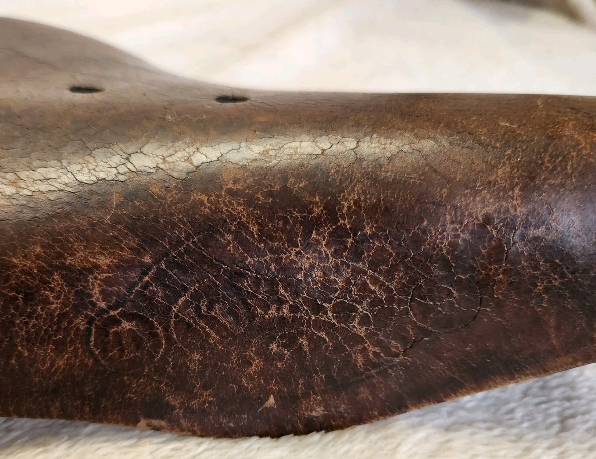 Selle Vélo Cuir Marron Idéale Modèle 51 – France, Collection Cyclisme
