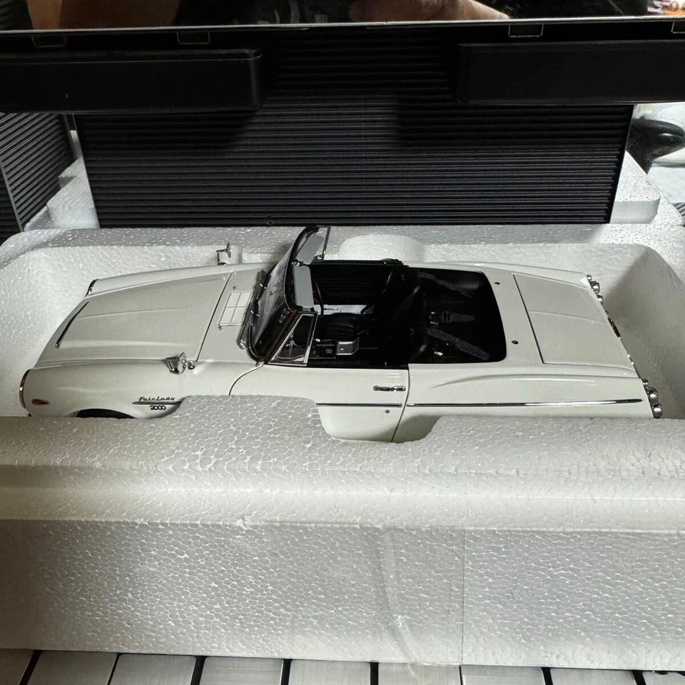 AUTO art 1/18 DATSUN Fairlady 2000 SR311 Die-Cast Out of Print Near Unused - Image 4 of 4