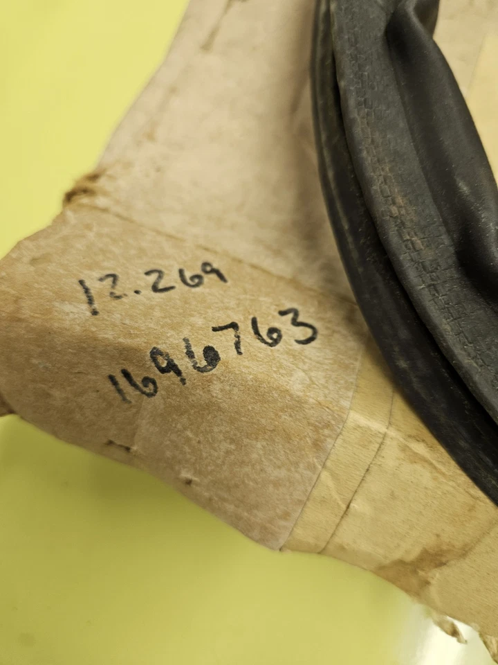 NOS 78 79 80 Chevrolet Chevette Trunk Gutter or Hood Edge Weatherstrip 1696763 Foto 2 de 4