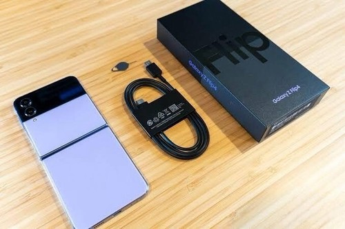 NEW Samsung Galaxy Z Flip4, Unlocked with sealed box, 128GB, All Colours - Picture 5 of 5
