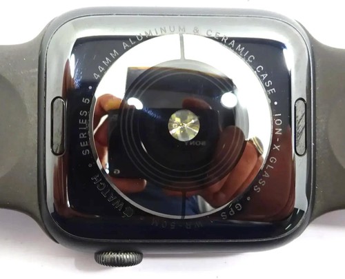 APPLE Watch Series 5 GPS - 44MM Boîtier en aluminium A2093 - Noir - Photo 4 sur 5