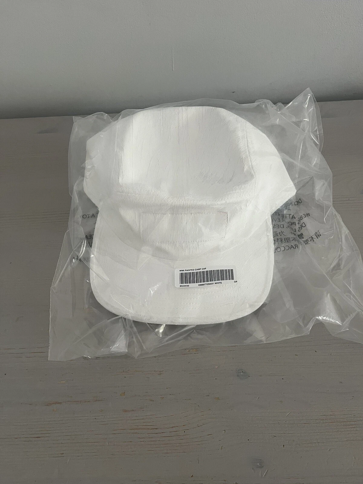 Capuchon peint blanc Supreme MM6