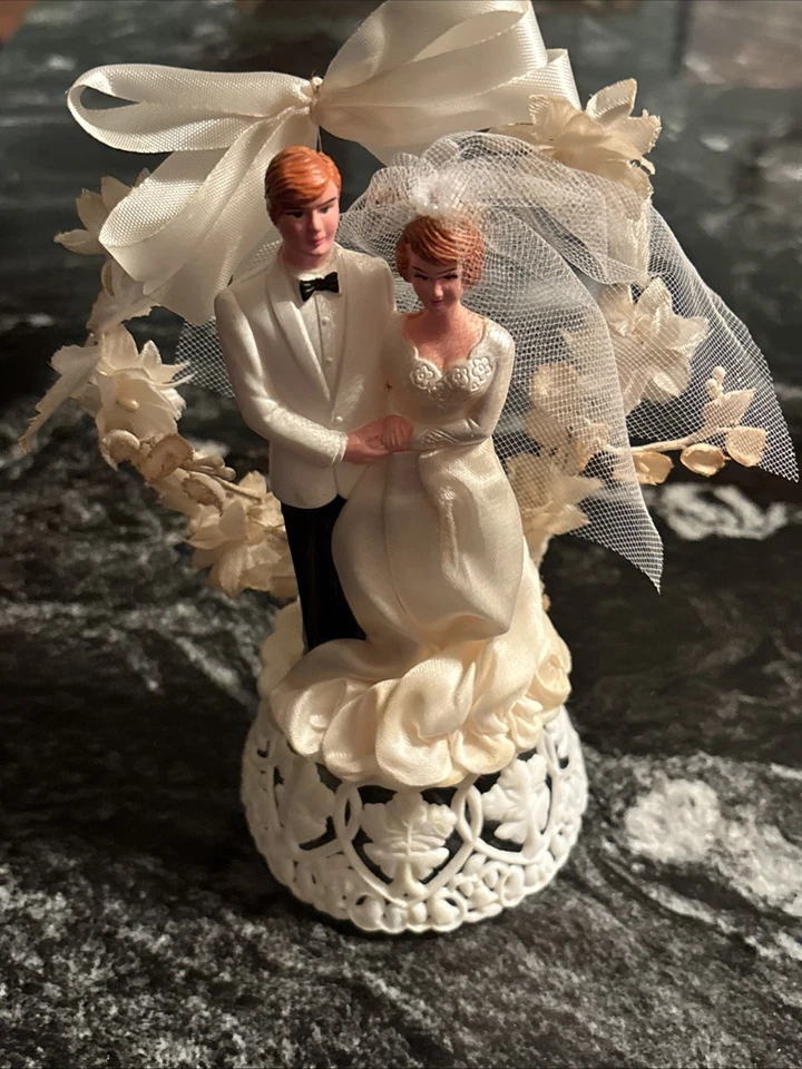 "Vestido de satén y flores de colección 1959 para adorno de pastel de boda con base de plástico, 7"" de alto" Foto 3 de 4