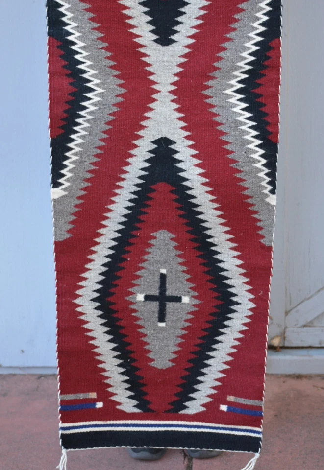 纳瓦霍·加纳多地毯 - 长跑 - 锯齿钻石十字架设计 - 63 x 19 — 第 3/4 张图片