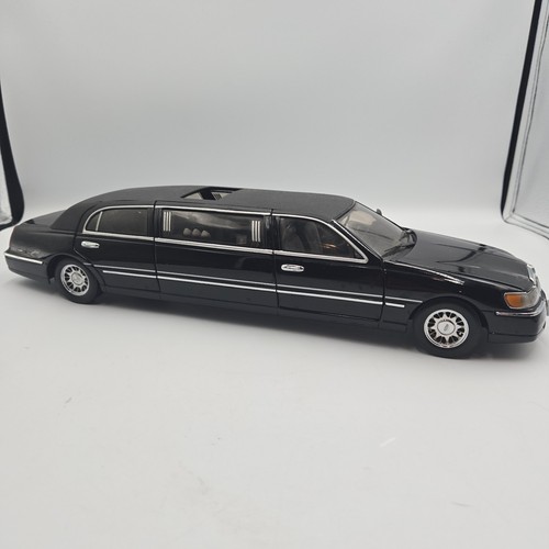 Sun Star 1999 Lincoln Town Car Stretch Limousine 1/18 - Picture 2 of 9