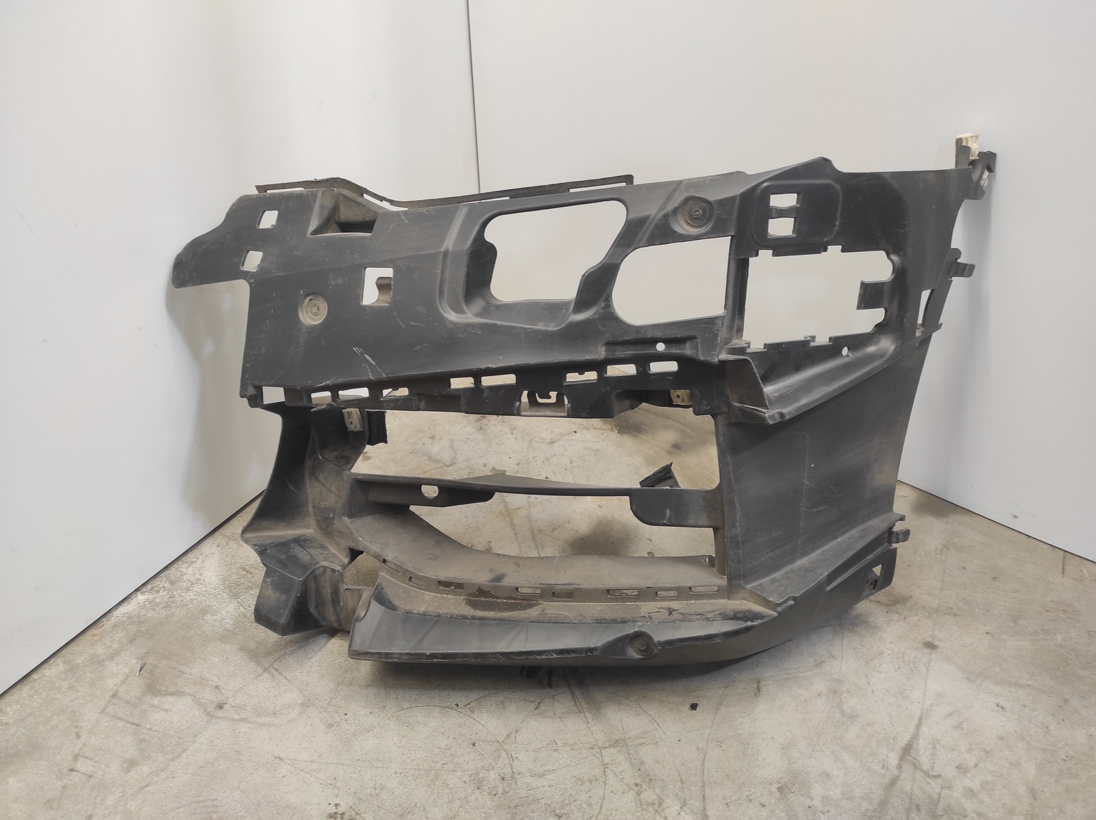 BMW 5 G30 Front Left Bumper Bracket 8064967 29016489