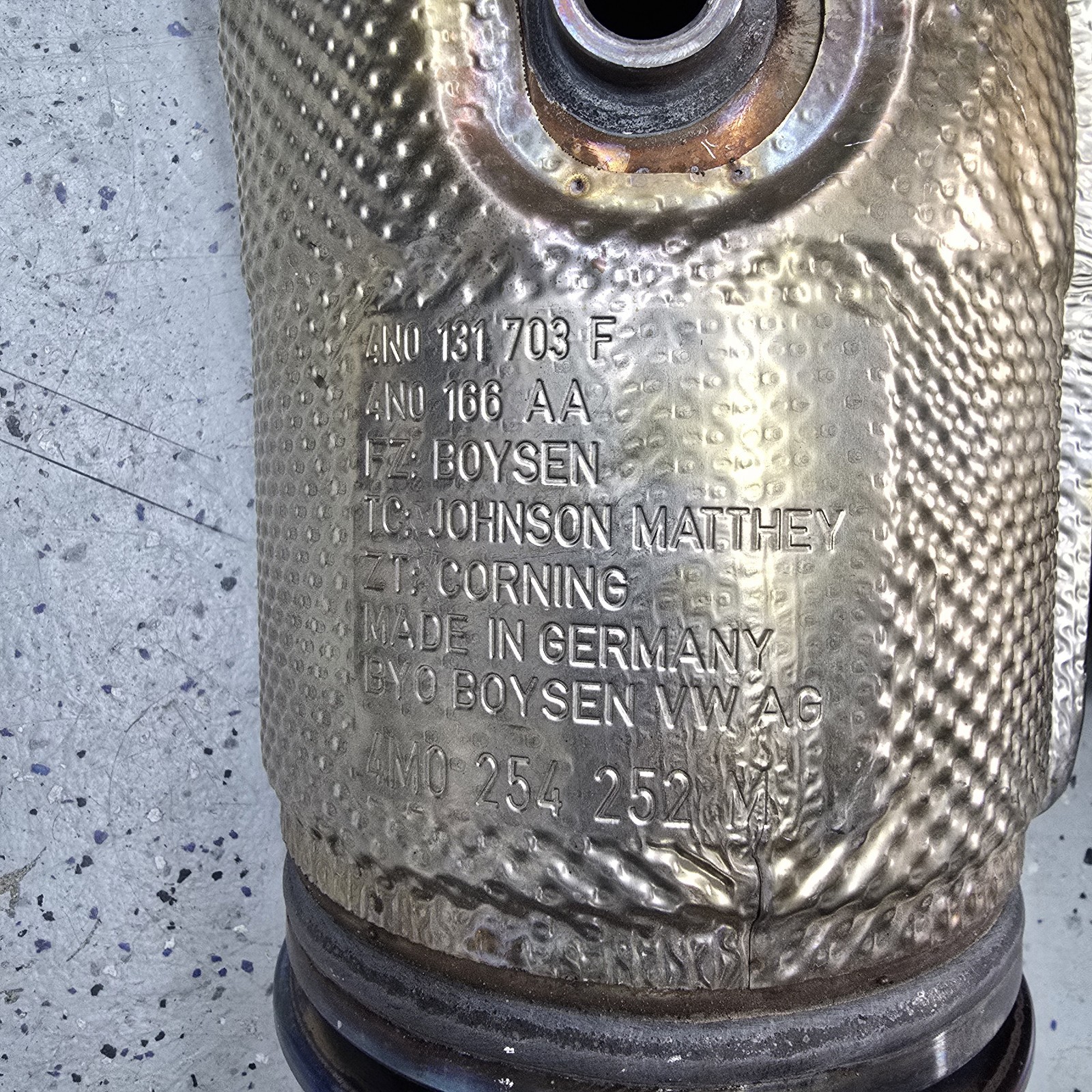 LAMBORGHINI URUS EXHAUST MUFFLER RESONATOR 4M0254252M 4M0254202A 