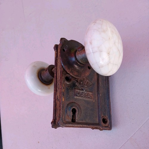 Atq White Porcelain Door Knob Set w Cast Iron Reo Shank & old lock Unrestored - Picture 2 of 10