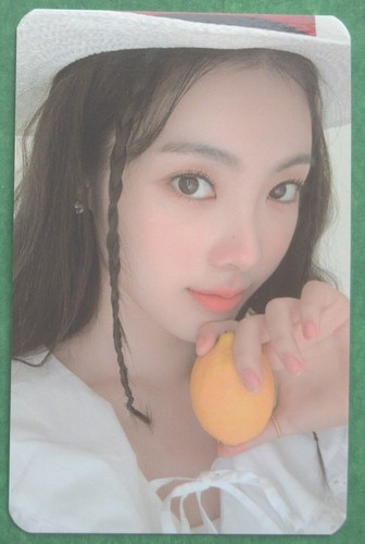 WEKI MEKI 2021 Season's Greetings Member Photocards Official Limited - Picture 8 of 16